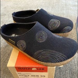 Women’s Navy Clogs New!